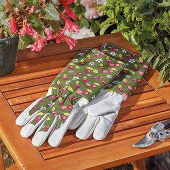 Cherry Gauntlets M8 – Thorn Resistant Leather Gardening Gloves