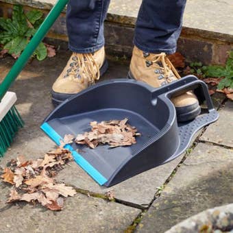 Yard Step-On Dustpan – Hands-Free Large Capacity Dustpan with Rubber Lip